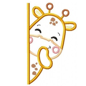 Puede incluir: Una linda jirafa de dibujos animados asomándose por una esquina con un cuerpo amarillo, manchas marrones y una nariz rosa. La jirafa está sonriendo y tiene la lengua afuera. El fondo es blanco.