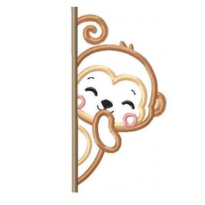 Peut inclure: Un singe de dessin animé brun et beige qui regarde par-dessus un coin avec une expression joyeuse. Le singe a des joues roses et une queue brune.