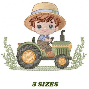 Puede incluir: Diseño bordado de un granjero de dibujos animados conduciendo un tractor verde. El granjero lleva un sombrero de paja y un mono. El tractor tiene ruedas grandes y está rodeado de follaje verde. El texto "5 SIZES" está en la parte inferior.