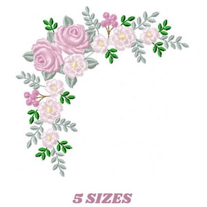 Könnte beinhalten: Gesticktes Blumendesign mit rosa Rosen, weißen Blüten und grünen Blättern. Das Design ist in einer Eckanordnung angeordnet, mit dem Text "5 SIZES" in passendem Rosa darunter.