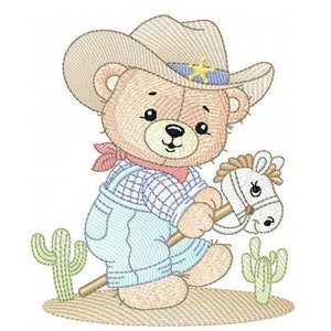 Peut inclure: Un ours en peluche brun portant un chapeau de cowboy et une salopette bleue chevauche un cheval en bois. L'ours a un bandana rouge autour du cou et une étoile sur son chapeau. L'ours se tient dans un décor de désert avec deux cactus.