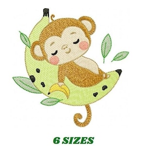 Könnte beinhalten: Stickdatei mit einem schlafenden braunen Affen auf einem grünen Bananenmond mit grünen Blättern. Der Affe hat geschlossene Augen und ein kleines Lächeln. Das Design ist in 6 Größen erhältlich.