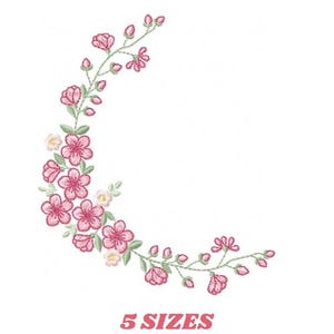 Può includere: Design floreale ricamato a forma di mezzaluna, con fiori rosa e foglie verdi. Il testo "5 SIZES" è visualizzato in rosa. Adatto a vari progetti di artigianato, aggiunge un tocco naturale.