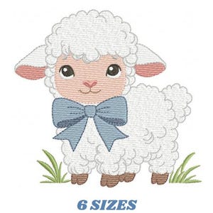 Può includere: Immagine ricamata di un simpatico agnello con soffice lana bianca, orecchie rosa e un fiocco blu. L'agnello è in piedi sull'erba verde. Il testo "6 MISURE" è in basso in blu.