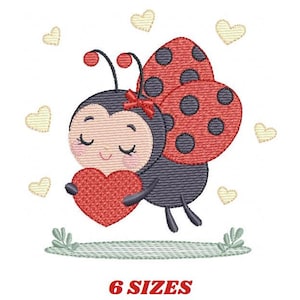 Può includere: Un disegno ricamato di una simpatica coccinella che tiene un cuore rosso, circondata da piccoli cuori gialli. La coccinella ha ali nere e rosse con pois neri. Il testo "6 SIZES" è in basso.