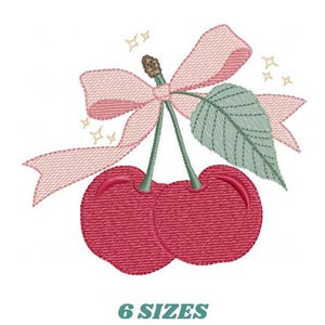 Może przedstawiać: Dwie czerwone wiśnie z zielonymi liśćmi i różową kokardką zawiązaną wokół szypułek. Wiśnie mają błyszczące, błyszczące wykończenie. Kokardka ma błyszczący efekt.