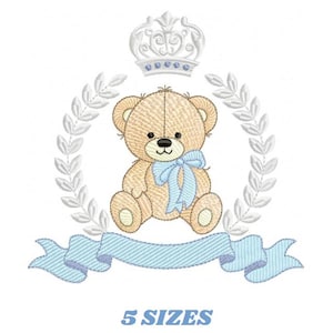 Op de afbeelding: Geborduurd ontwerp met een bruine teddybeer met een blauwe strik, een kroon en een lauwerkrans. Een blauwe banner onderaan leest "5 MATEN". Het ontwerp staat op een witte achtergrond.