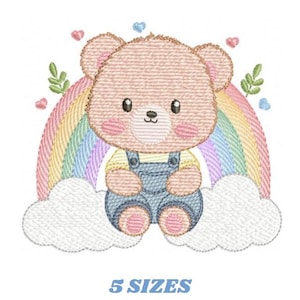 Peut inclure: Motif brodé d'un ours en peluche portant une salopette en jean, assis sur un nuage devant un arc-en-ciel. Le motif comprend des cœurs et des feuilles. Le texte "5 SIZES" est affiché en dessous.