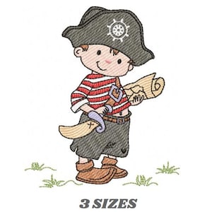 Puede incluir: Diseño bordado de un niño pirata de dibujos animados sosteniendo un pergamino y una espada. El niño lleva una camisa a rayas, pantalones cortos oscuros y un sombrero de pirata con un emblema de timón. El texto "3 SIZES" está debajo.