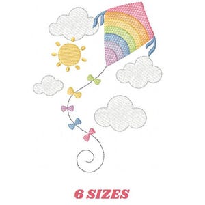 Puede incluir: Diseño bordado de una cometa colorida con un patrón de arcoíris, un sol amarillo y nubes blancas. La cometa está conectada a una cuerda adornada con lazos. El texto "6 TAMAÑOS" se muestra debajo del diseño.