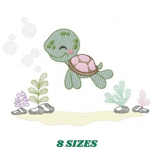 Pode incluir: Desenho bordado de uma tartaruga verde com uma concha rosa, nadando com bolhas. A tartaruga está cercada por algas verdes e roxas e pedras cinzas.