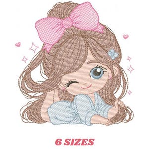 Peut inclure: Motif brodé d'une fillette de dessin animé aux cheveux bruns, avec un nœud rose et une tenue bleu clair. La fille fait un clin d'œil et est entourée d'étincelles et de cœurs. Le texte "6 SIZES" est en bas.