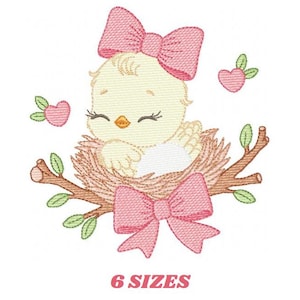 Könnte beinhalten: Gesticktes Design eines Küken in einem Nest, verziert mit rosa Schleifen und Herzen. Das Küken ist hellgelb mit geschlossenen Augen, eingebettet in ein braunes Nest mit grünen Blättern. Der Text "6 SIZES" ist rosa dargestellt.