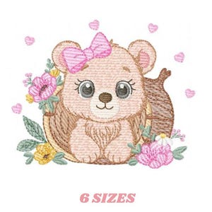 Pode incluir: Design bordado de um ouriço-cacheiro fofo com um laço rosa, rodeado por flores e corações. O design é em tons de castanho, rosa, amarelo e verde. O texto "6 SIZES" está na parte inferior.