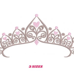 以下が含まれることがあります： 銀色の仕上げとピンクのハートが付いた、繊細で装飾的な王冠。王冠は刺繍用に設計されており、3つのサイズがあります。