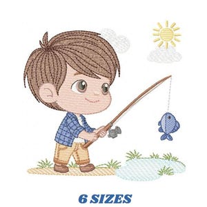 以下が含まれることがあります： 釣りをする漫画の男の子の刺繍デザイン。茶色の髪と青いチェックのシャツを着た男の子は、釣り糸に青い魚が付いた釣り竿を持っています。背景には黄色い太陽と雲があります。「6 SIZES」というテキストが下にあります。