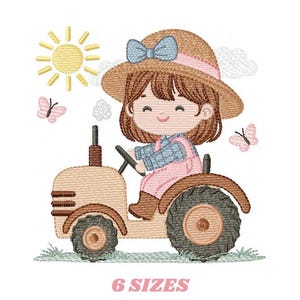 Op de afbeelding: Geborduurd ontwerp van een lachende persoon die een beige tractor bestuurt. De persoon draagt een strohoed met een blauwe strik, een roze overall en een blauw geruit overhemd. De scène bevat een gele zon, vlinders en de tekst "6 SIZES".