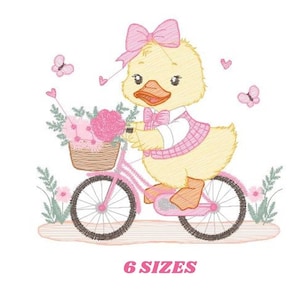 以下が含まれることがあります： ピンクのリボンをつけた黄色のアヒルが、ピンクの自転車に乗って、花かごに乗っています。アヒルの周りを蝶が飛んでいます。