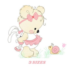 Könnte beinhalten: Eine skurrile Illustration eines Teddybären mit rosa Schleife und Tutu, der einen Hasen hält. Eine Schnecke mit rosa Gehäuse und eine rosa Blume sind ebenfalls abgebildet. Der Text "3 SIZES" befindet sich unten.