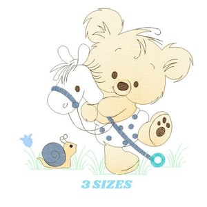 Op de afbeelding: Een beige teddybeer met bruine ogen en een blauw gestippeld badpak houdt een wit schommelpaard vast met een blauw hoofdstel. Een gele slak met een blauwe schelp zit op de grond voor de beer. De tekst "3 SIZES" staat onderaan de afbeelding.