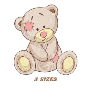 Könnte beinhalten: Ein brauner Teddybär mit einem rosa Pflaster über einem Auge sitzt mit gekreuzten Pfoten. Der Bär hat eine gelbe Nase und gelbe Füße. Der Text "5 SIZES" befindet sich unter dem Bären.