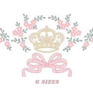 Può includere: Disegno ricamato con una corona dorata, un fiocco rosa e fiori rosa con foglie verdi. Il disegno include il testo "6 SIZES".