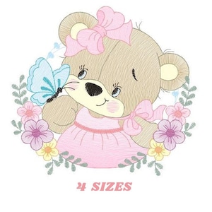 Może przedstawiać: Haftowany wzór przedstawiający brązowego misia w różowej sukience i różowej kokardce. Miś trzyma niebieskiego motyla i jest otoczony różowymi i żółtymi kwiatami.