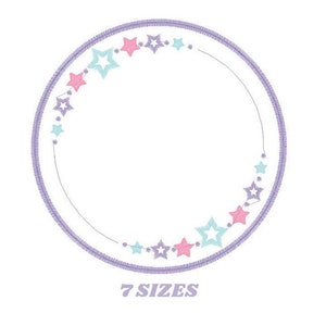 Puede incluir: Un círculo morado con un centro blanco y un borde de pequeñas estrellas rosas, azules y moradas. El texto "7 SIZES" está debajo del círculo.