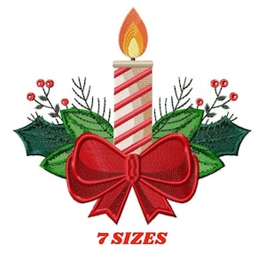 Könnte beinhalten: Eine rot-weiß gestreifte Kerze mit einer Flamme oben, umgeben von grünen Blättern und roten Beeren, mit einer roten Schleife um die Basis gebunden. Der Text "7 SIZES" befindet sich unter der Kerze.