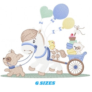 Puede incluir: Diseño bordado con un caballo blanco tirando de un carro azul lleno de regalos y un oso de peluche. Un cachorro camina delante, guiado por el caballo. Globos flotan sobre el caballo. El texto "6 SIZES" está en la parte inferior.