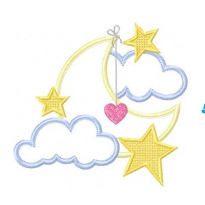 Pode incluir: Desenho bordado com uma lua crescente amarela, duas estrelas amarelas, duas nuvens azuis e um coração rosa pendurado na lua. O desenho está disponível em cinco tamanhos.