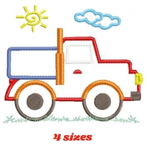 Puede incluir: Un camión de juguete rojo, blanco y azul con un sol amarillo y nubes azules en el fondo. El camión tiene una cabina blanca, una caja azul y ruedas naranjas.