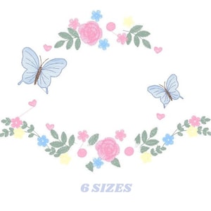 Puede incluir: Una corona de flores con flores rosas y azules y mariposas. La corona está rodeada de pequeños corazones rosas. El texto "6 SIZES" está en la parte inferior de la imagen.