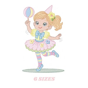 Peut inclure: Motif brodé d'une fillette en robe de fête, tenant une balle. Elle porte un chapeau de fête, un nœud et des bas rayés. Le motif est dans des couleurs pastel, avec le texte "6 SIZES" en bas.