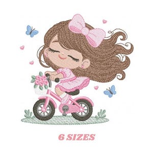 Könnte beinhalten: Stickerei einer Mädchens mit braunen Haaren und einer rosa Schleife, die ein rosa Fahrrad mit Blumen in einem Korb fährt. Das Design enthält Schmetterlinge und Herzen.