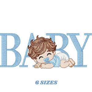Könnte beinhalten: Gesticktes Design mit dem Wort "BABY" in Hellblau, mit einem Cartoon-Baby, das vor den Buchstaben liegt. Das Baby hat braune Haare, einen Schnuller und trägt eine Windel. Der Text "6 SIZES" steht darunter.