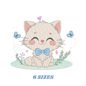 Könnte beinhalten: Stickerei mit einem niedlichen Cartoon-Katzen, die eine blaue Schleife trägt und von Schmetterlingen und Herzen umgeben ist. Die Katze sitzt auf einem grünen Grasfleck.