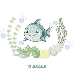 Puede incluir: Diseño bordado de un tiburón de dibujos animados sonriente en azul, rodeado de algas verdes, burbujas y una concha. El texto "4 SIZES" se muestra debajo. Ideal para proyectos de manualidades con temática marina.