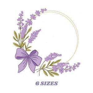 以下が含まれることがあります： 白い背景に、リボンと金色の円が付いたラベンダーの花柄の刺繍デザイン。「6 SIZES」の文字がデザインの下に表示されています。