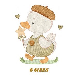 Puede incluir: Diseño bordado de un patito con boina y peto, sosteniendo una varita en forma de estrella. El patito es en tonos beige, marrón y naranja, con acentos verdes. El texto "6 TAMAÑOS" está en la parte inferior.