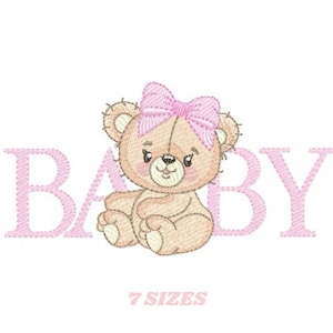 Peut inclure: Motif brodé d'un ours en peluche brun clair avec un nœud rose, assis devant le mot "BABY" en rose. Le texte "7 TAILLES" est en dessous du mot "BABY".