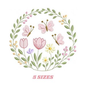 Puede incluir: Diseño floral bordado con mariposas rosas, tulipanes, margaritas y otras flores, rodeado por una corona de hojas verdes. El texto "5 SIZES" se muestra en rosa debajo del diseño. El diseño está sobre un fondo blanco.