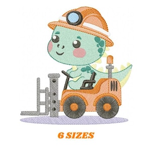 Può includere: Ricamo di un dinosauro dei cartoni animati alla guida di un carrello elevatore arancione, con un casco da costruzione arancione. Il dinosauro è verde chiaro con guance rosa. Il testo "6 TAGLIE" è sotto.