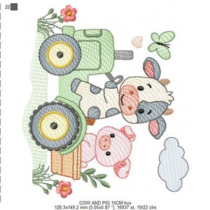 K&ouml;nnte beinhalten: Ein gesticktes Design mit einem gr&uuml;nen Traktor, einer Kuh mit schwarzen Flecken und einem rosa Schwein. Ein Schmetterling und Blumen sind ebenfalls im Design enthalten. Der Text "COW AND PIG 15CM" befindet sich unten. Das Design misst 128,3 x 149,2 mm.
