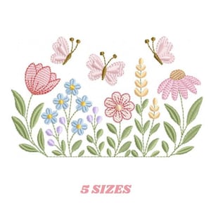 Op de afbeelding: Een geborduurd bloemenontwerp met roze, blauwe en gele bloemen en twee vlinders. Het ontwerp bevat een tulp, madeliefjes en andere wilde bloemen, met groene bladeren. De tekst "5 SIZES" staat onderaan.