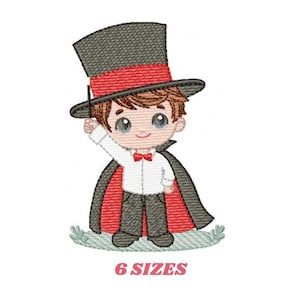 Puede incluir: Diseño bordado de un niño de dibujos animados vestido de mago. Lleva un sombrero de copa negro con una banda roja, una camisa blanca con una corbata de lazo roja, una capa roja y pantalones negros. Sostiene una varita en su mano derecha y tiene una expresión amigable en su rostro.