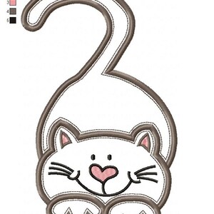 以下が含まれることがあります： 茶色の輪郭で描かれた白い猫が、数字の2の形に丸まっています。猫はピンクの耳、ピンクのハート型の鼻、茶色のひげを持っています。