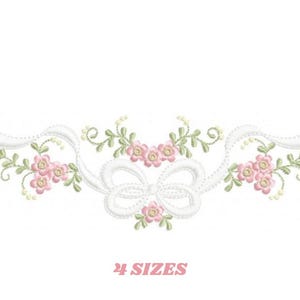 Può includere: Design floreale ricamato con rose rosa, foglie verdi e un fiocco di nastro bianco. Il design è simmetrico e include il testo "4 SIZES" in rosa.