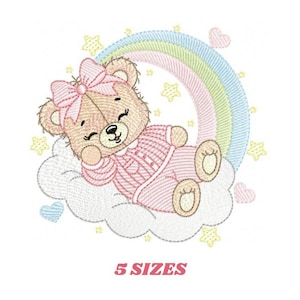 Könnte beinhalten: Stickerei mit einem braunen Teddybär, der einen rosa Schlafanzug und eine rosa Schleife trägt und auf einer weißen Wolke mit einem Regenbogen und Sternen im Hintergrund schläft. Der Text "5 SIZES" befindet sich unter dem Bild.