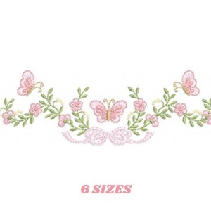 Puede incluir: Diseño bordado con un delicado borde floral con flores rosas y mariposas. El diseño incluye una mariposa central con un lazo de cinta. El texto "6 SIZES" se muestra debajo del diseño.